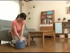 出産後で乳が張っている巨乳妻の母乳を吸いながらチンポを優しくしごいて抜き奉仕してもらっちゃった