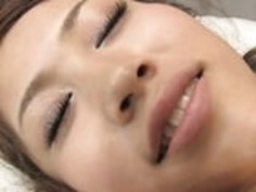 かわいい小さな売春婦が別の雄鶏を吸っている間に後ろからそれを取る