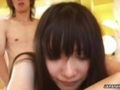 彼女のかわいい恋人によって犯された小さなタイトなブルネットアジアの蜂蜜