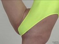 レオタードフェチ恥骨を見せながら柔軟に運動する女性。