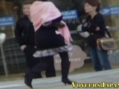 【潮吹き・オナニー】ひとり暮らしのＯＬさんが部屋でしているスゴイ勢いでクリを刺激するオナニー