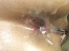 彼女の愛の穴のそれぞれでコックを喜んでいる