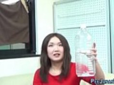 日本の赤ちゃんは小便を吐く