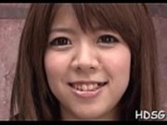 女子学生は膝を下ろします