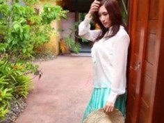 南国の海に映える色白美白おっぱいとサーモンピンクの乳輪【Julia】