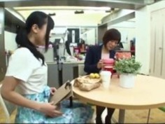 立ちバックで覆面男に突かれながらランチを食べるOL