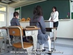 デカ尻女子校生が悪いことをして担任教師にスパンキングされる