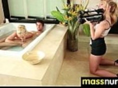 日本のマッサージ師は、フルサービス・マッサージ23を与えます