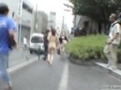 東京の副題極端な日本の公共ヌードストリップショー