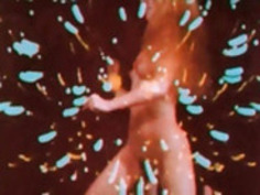 奇抜なヒッピーサイケデリックな60年代ヌードゴーゴーの女の子対カイアス