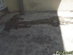 しゃがんアジア人排尿