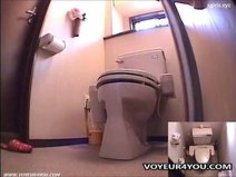 【オナニー盗撮】自宅のトイレで美人妻の潮吹き一人エッチ