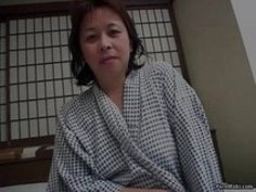 【無料熟女動画】艶めかしい浴衣姿の高齢熟女が3P交尾で上下の口を責められ卑猥な喘ぎ声を漏らす…