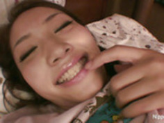 若いアジアの女の子は彼女の小さなおっぱいとタイトな猫と遊びます