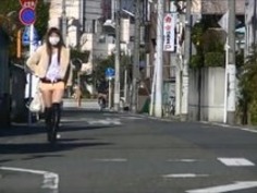 ミニスカートハイヒールストリート展示会で日本のMILF恥ずかしい暴露！