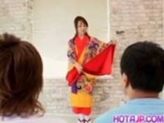 Miinaは着物の服を脱がし、よく犯されます
