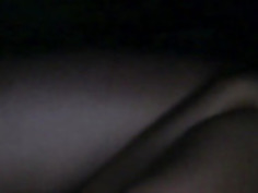 暗闇の中でトップに小柄なアジアのGF