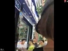 公共の場でオナニードゥドゥウェブカメラの女の子