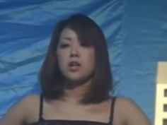 巨大な日本の巨人、裸足、サンダル、多くの車は、各ステップを砕い