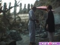 日夏ともえはコックを吸うとプールの性交を取得します