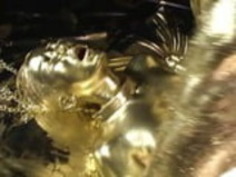 金色のボディーペイント