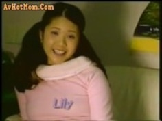 彼女の毛むくじゃらの処女の女を示すリトル日本イーライリリー