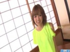 横柄なアジアの人形カナ青野沿ってセクシーなおもちゃのポルノ