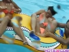 舞桜井と女の子がプールで触れています