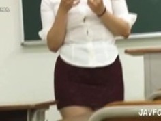 パンチラパンティーショットを避けることができない短すぎるミニスカートで日本人教師！