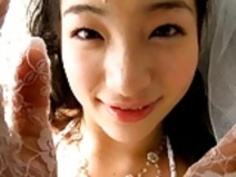 足立梨花 - 結婚式の衣装