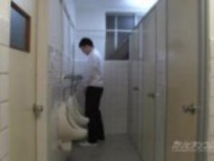 無実の学校の女の子は、余分な信用のためのフェラチオと手の仕事を与えます