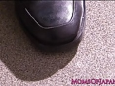 バイブレーターで彼女のぬれた猫をいじるアジアの熟女