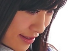 おもちゃに新鮮な若い日本人ティーン