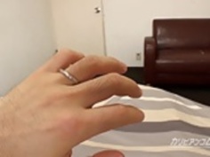 手淫と打撃の仕事を与えるアジアの巨乳