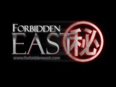 プリーツスカートでキュートオリエンタル学生は尻とお尻をなめとからかっています