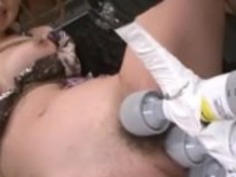 アジアの女の子は、彼女が複数のおもちゃでいじめだとして彼女の足を広げます