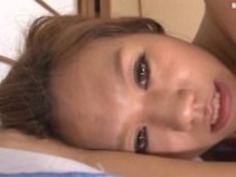 日本の女は彼女の毛むくじゃらの猫をからかっます