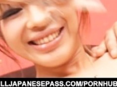 アジアのMILFは彼女と遊ぶのが彼女の男の子のおもちゃを取得します