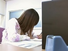 かわいいブルネットは、彼女の男と官能的なお風呂の後にベッドで犯されます