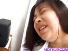 日本のAVモデルは、口にディルドとボンダーでファックされています