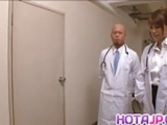 ありさ海老原は、吸引した後、医師に犯されています