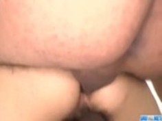 ゆみ田中は彼女のタイトな穴に2つのコックを取ります