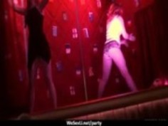 大学のパーティーのポルノビデオ1でファック