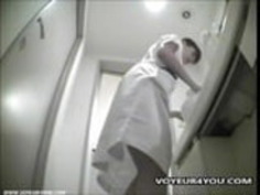 シャワーの浴室は露出した体を露出させる