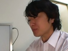 ベイブは彼女の小さなおっぱいがキスをし、女はスタッドによってなめ取得します