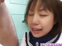 Nonokaは男性がピンクの亀裂に懸命にネジ止めされています