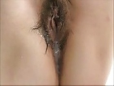 かなり若い日本人の女の子の毛深いおまんこCreampied