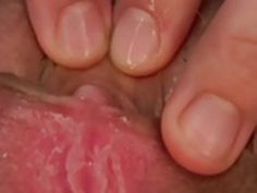 大きな白いパンティーかわいい女の子は、アームチェアにマスターベーション