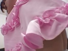 白いテディベアの耳でキューティーはソファの上で猫をfondledれます