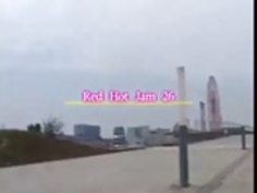 学校の制服を着たいたずらアジアの女の子